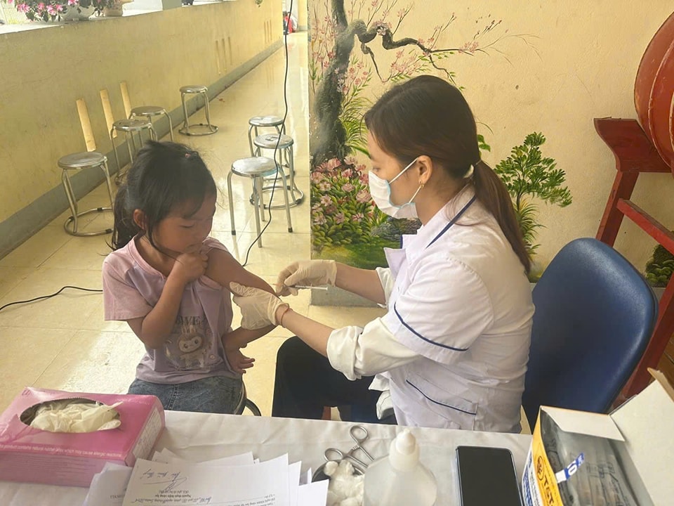 Sa Pa triển khai mạnh mẽ chiến dịch phòng chống bệnh sởi, tỷ lệ tiêm vắc xin đạt trên 95%- Ảnh 4. Các Trạm y tế triển khai tiêm phòng cho trẻ. (Ảnh Truyền Hình Sa Pa)