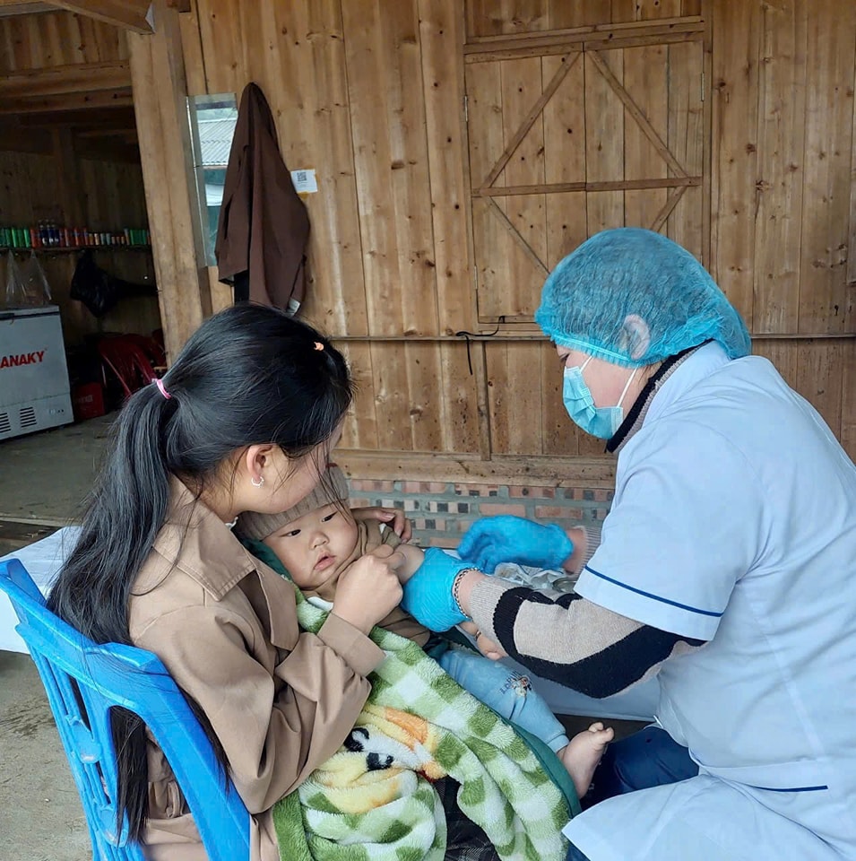 Sa Pa triển khai mạnh mẽ chiến dịch phòng chống bệnh sởi, tỷ lệ tiêm vắc xin đạt trên 95%- Ảnh 3. Sa Pa triển khai mạnh mẽ chiến dịch phòng chống bệnh sởi, tỷ lệ tiêm vắc xin đạt trên 95%- Ảnh 3.