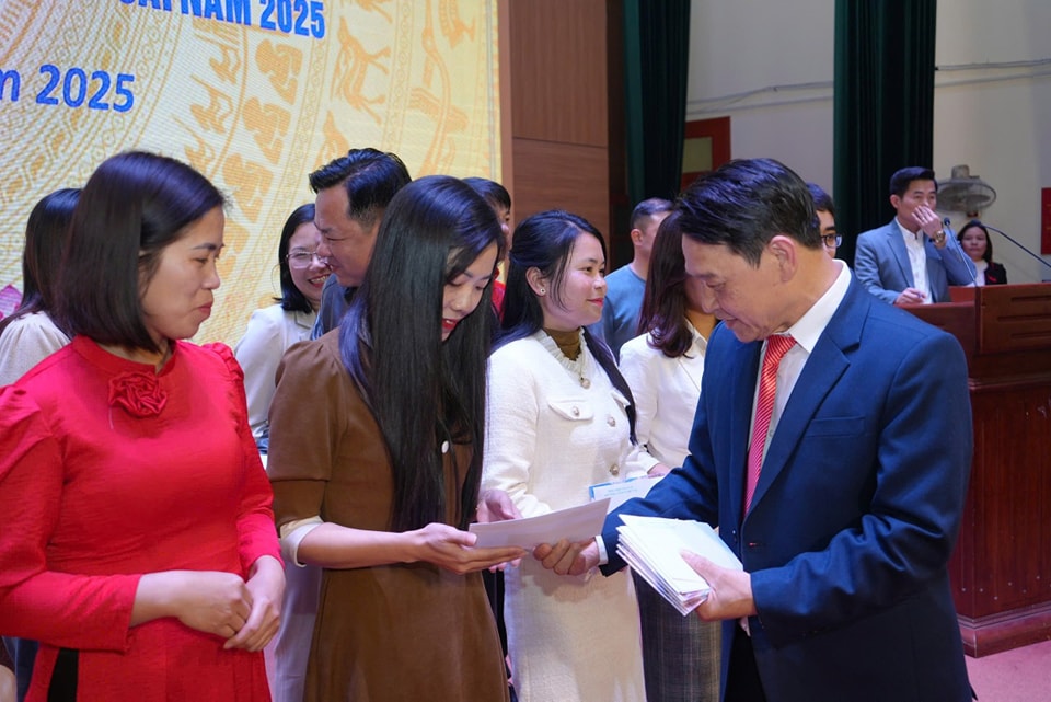 Sa Pa tuyên dương học sinh và giáo viên tiêu biểu trong kỳ thi học sinh giỏi lớp 9 và giải Taekwondo cấp tỉnh- Ảnh 2.