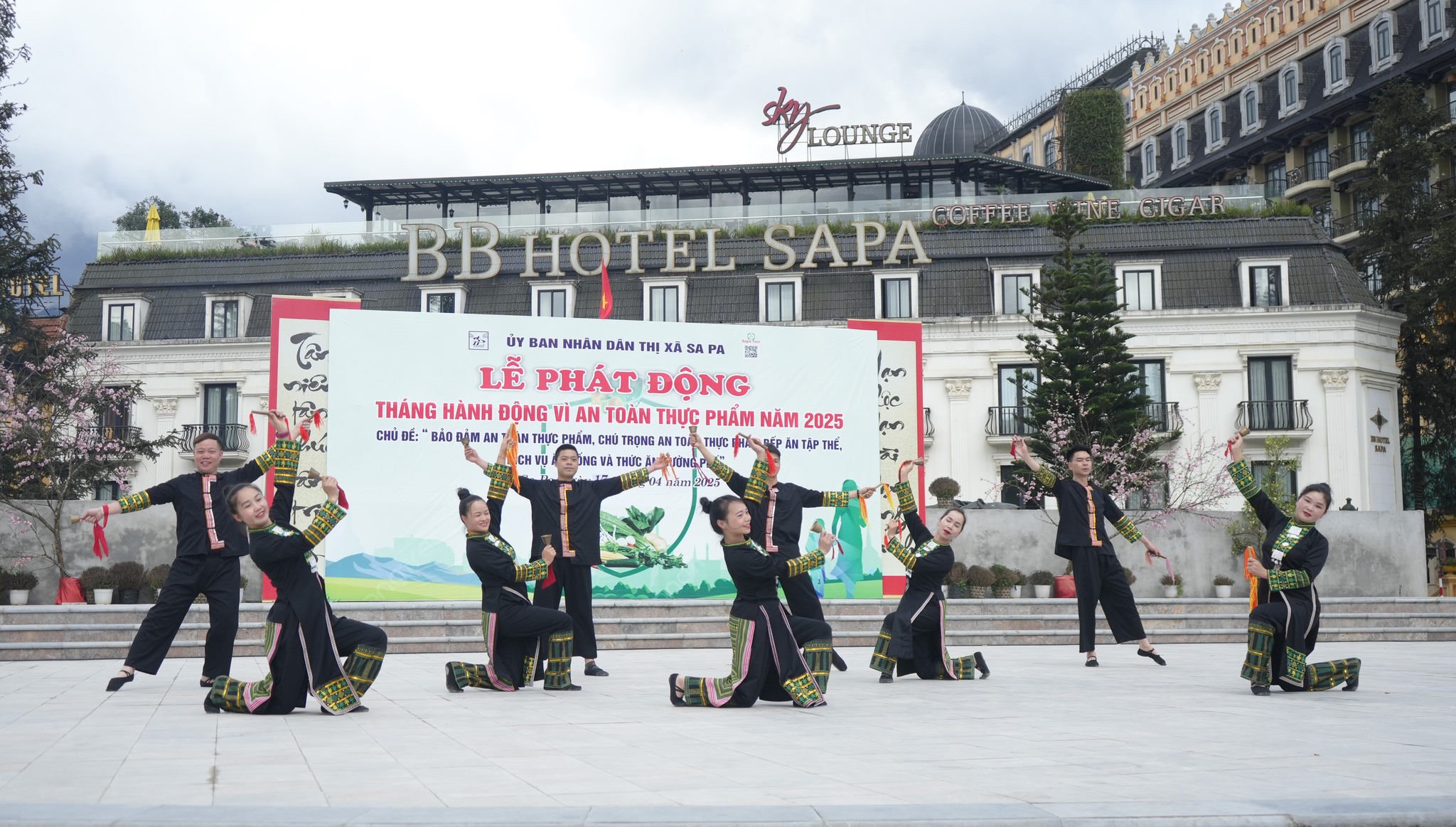 Sa Pa ra quân Tháng hành động vì an toàn thực phẩm năm 2025, siết chặt kiểm soát bếp ăn tập thể và thức ăn đường phố- Ảnh 1.