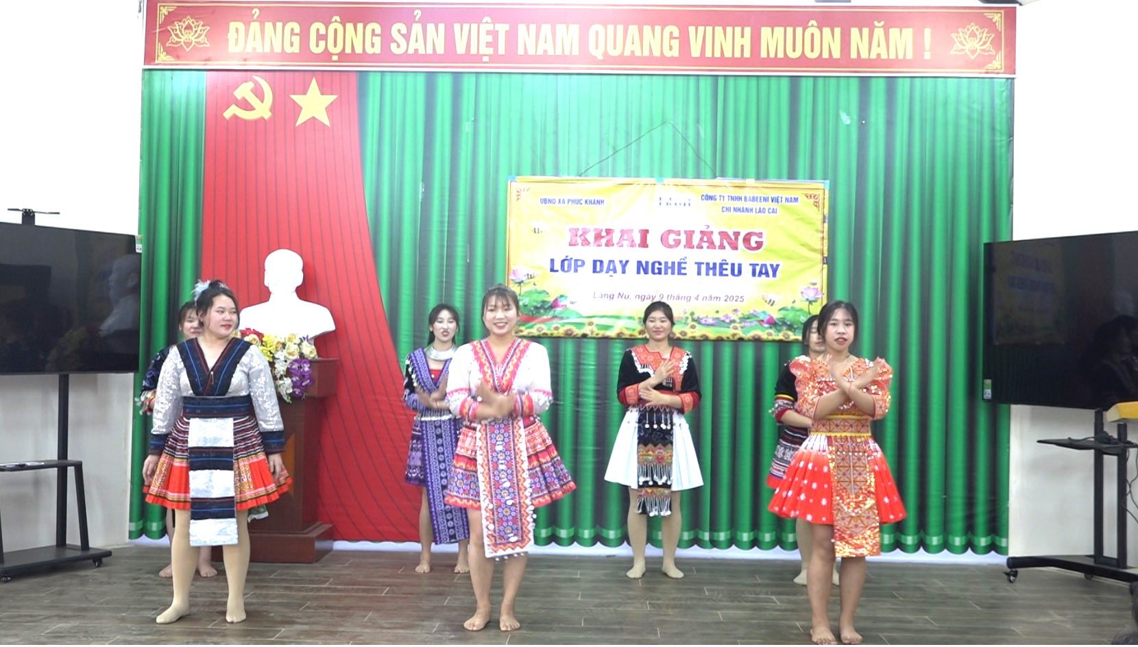 Phúc Khánh: Khai giảng lớp dạy nghề thêu tay, mở hướng phát triển kinh tế cho người dân Làng Nủ- Ảnh 2. Chương trình văn nghệ tại lễ khai giảng. (Ảnh Truyền Hình Bảo Yên)