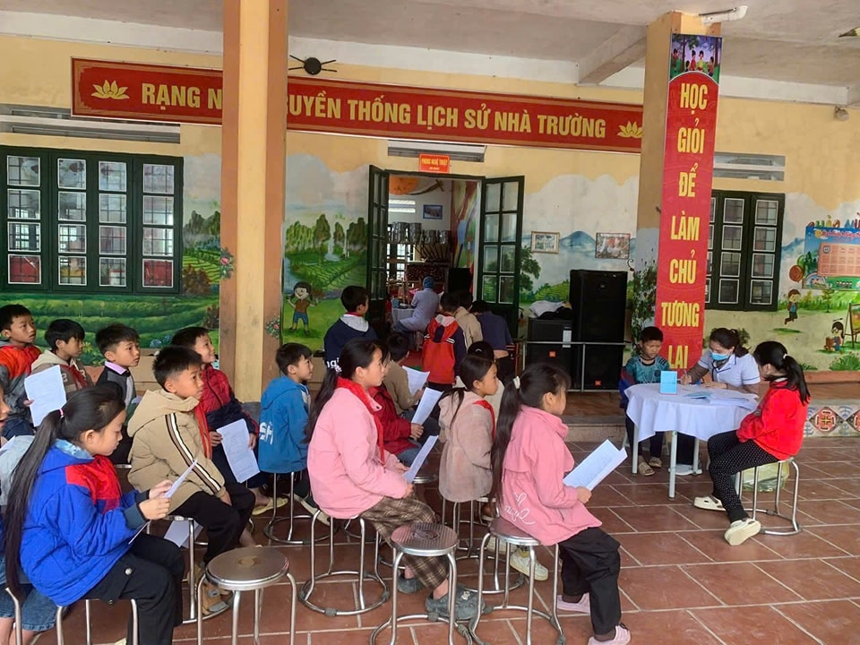 Sa Pa triển khai mạnh mẽ chiến dịch phòng chống bệnh sởi, tỷ lệ tiêm vắc xin đạt trên 95%- Ảnh 1. Sa Pa triển khai mạnh mẽ chiến dịch phòng chống bệnh sởi, tỷ lệ tiêm vắc xin đạt trên 95%- Ảnh 1.