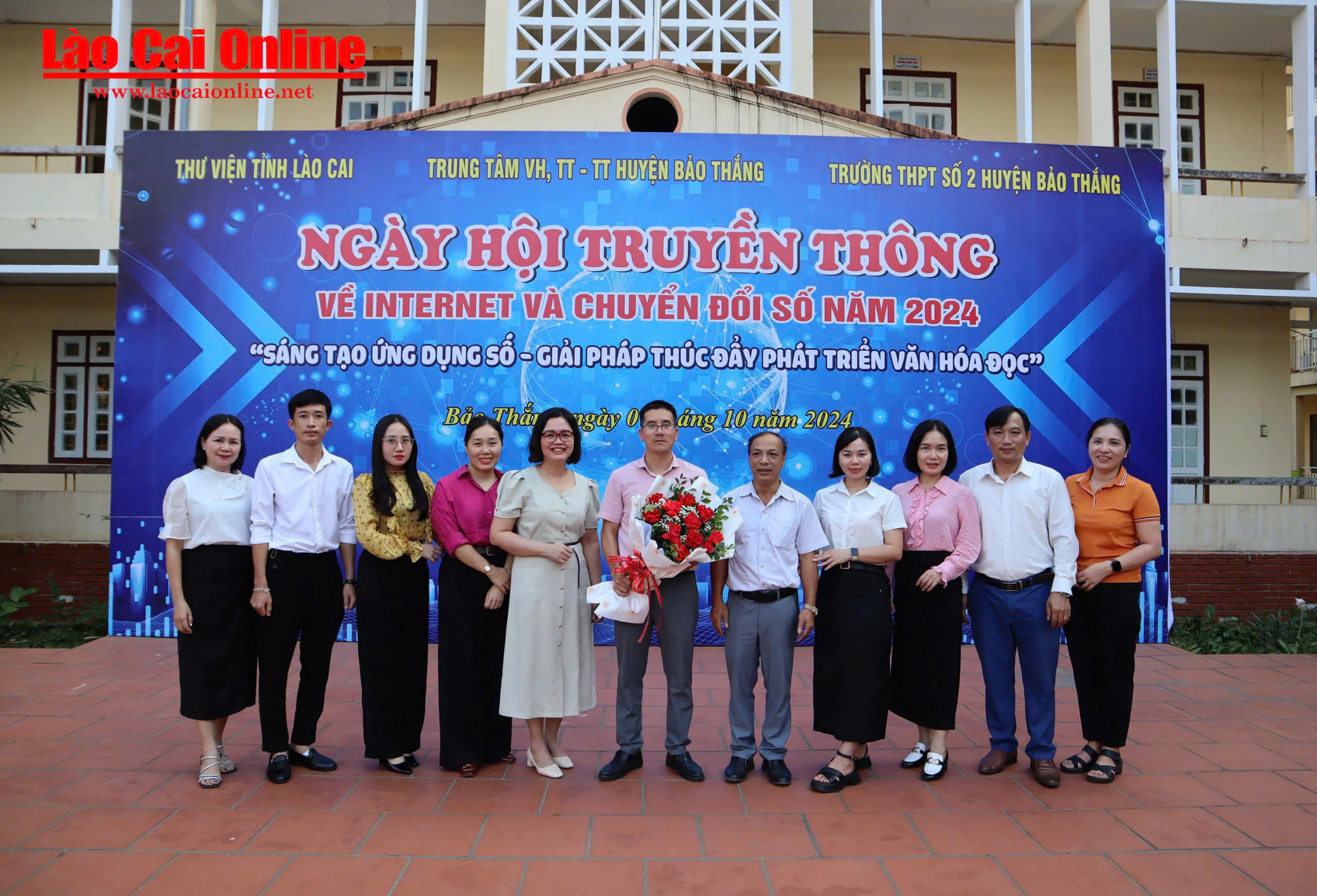 Thư viện Trường THPT số 2 Bảo Thắng tiên phong chuyển đổi số, phát triển văn hóa đọc trong trường học- Ảnh 1. Ngày hội truyền thông về internet và chuyển đổi số 2024 ( Ảnh Hà Hoè )