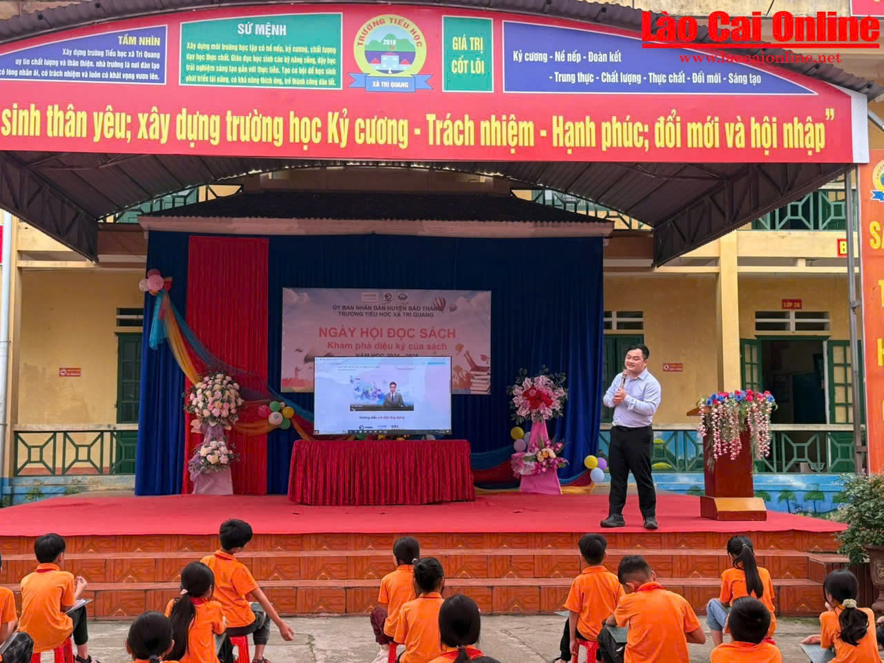 Trường Tiểu học Trì Quang tổ chức Ngày hội sách Khám phá diệu kỳ của sách- Ảnh 1. Ngày hội sách Khám phá diệu kỳ của sách