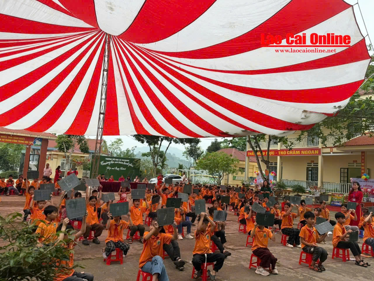 Trường Tiểu học Trì Quang tổ chức Ngày hội sách Khám phá diệu kỳ của sách- Ảnh 2. Các em học sinh tham gia cuộc thi Rung chuông vàng