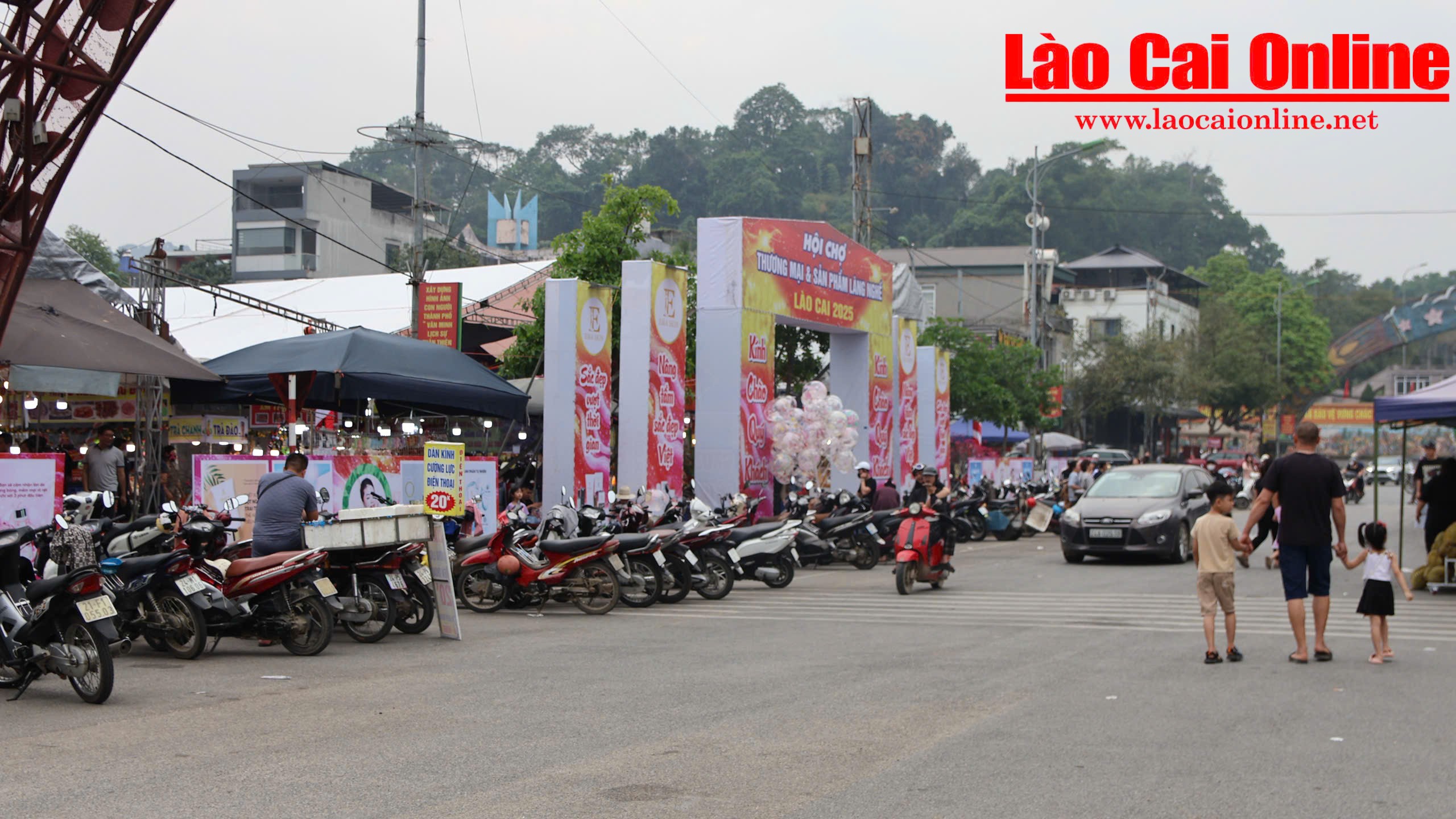 Hội chợ làng nghề Lào Cai 2025 thu hút đông đảo người dân và du khách- Ảnh 4. Ngay từ sáng 12.4, đông đảo người dân tham gia hội chợ tại thành phố Lào Cai.
