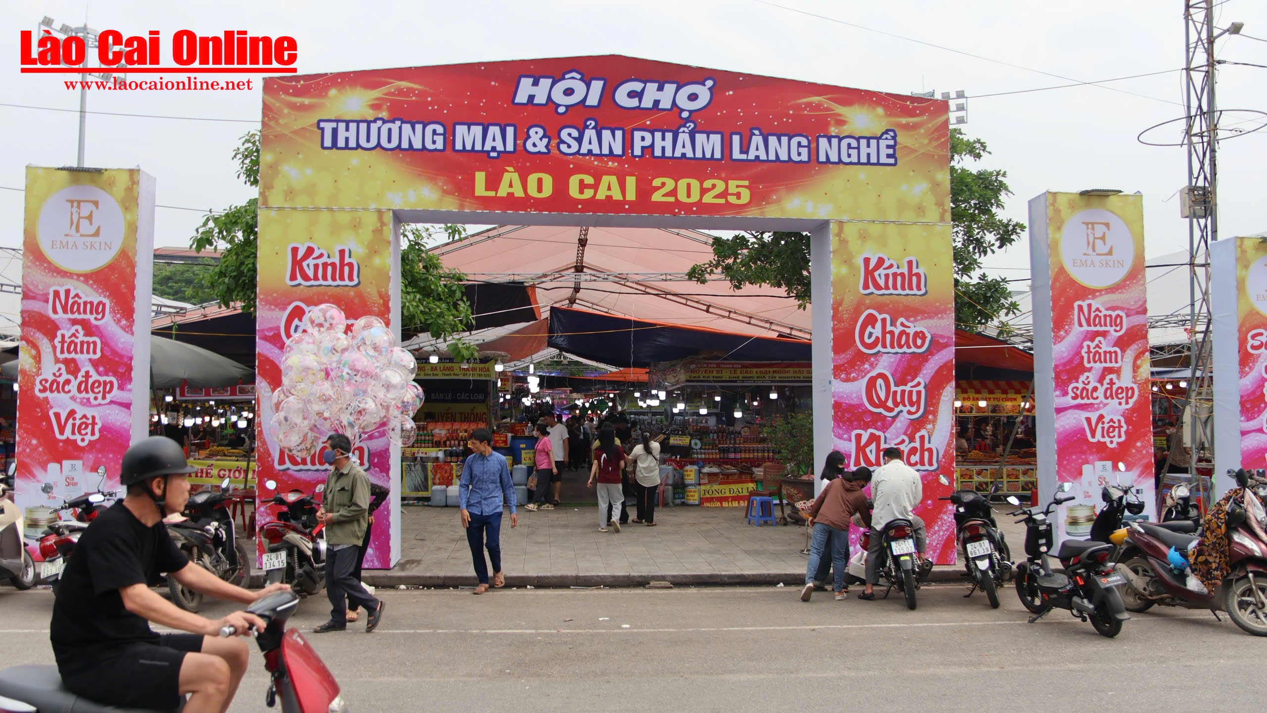 Hội chợ làng nghề Lào Cai 2025 thu hút đông đảo người dân và du khách- Ảnh 2. Các hội chợ, triển lãm thương mại được tổ chức nhằm quảng bá, giới thiệu, kích cầu tiêu dùng các sản phẩm mang thương hiệu Việt, đặc sản địa phương, vùng miền.