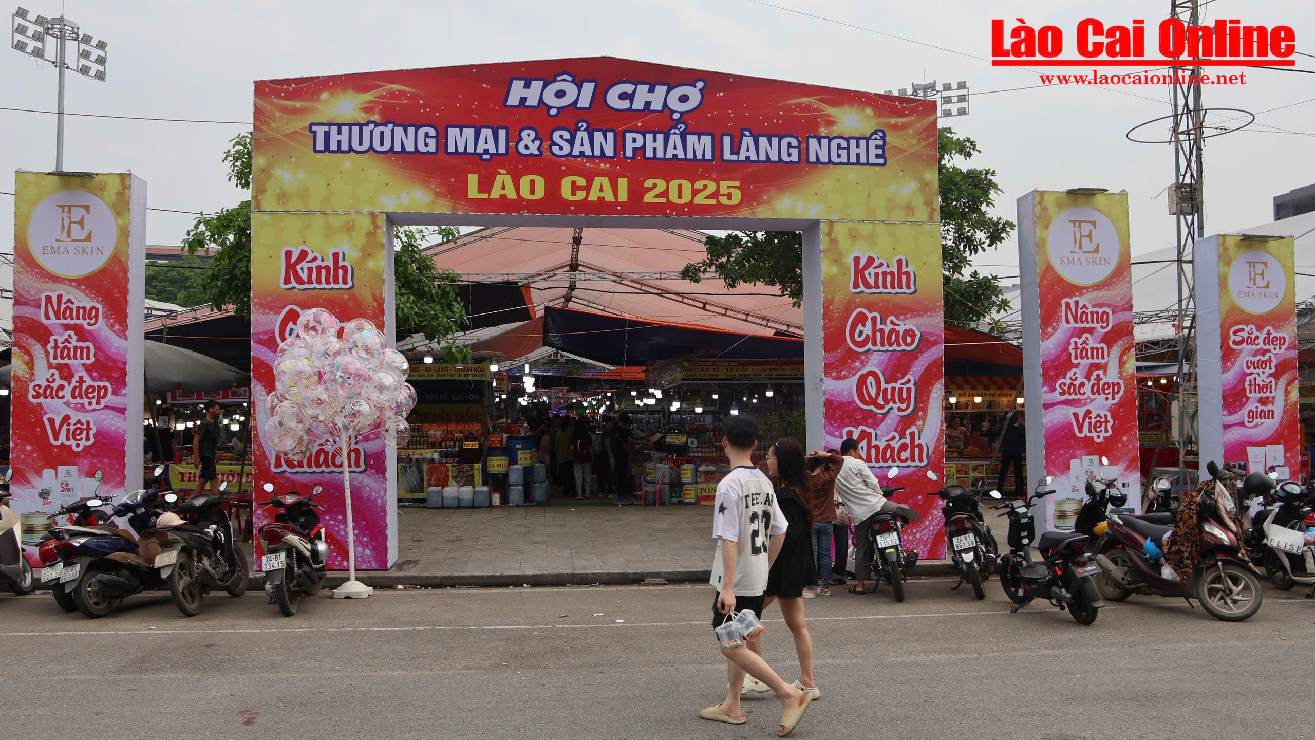 Hội chợ làng nghề Lào Cai 2025 thu hút đông đảo người dân và du khách- Ảnh 1. Hội chợ làng nghề Lào Cai 2025 thu hút đông đảo người dân và du khách- Ảnh 1.