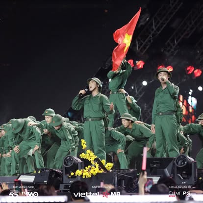 Đêm nhạc tự hào quy tụ hơn 20 nghìn khán giả, “Quốc ca” cất vang tại Concert Sao Nhập Ngũ- Ảnh 1.