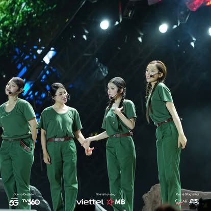 Đêm nhạc tự hào quy tụ hơn 20 nghìn khán giả, “Quốc ca” cất vang tại Concert Sao Nhập Ngũ- Ảnh 2.