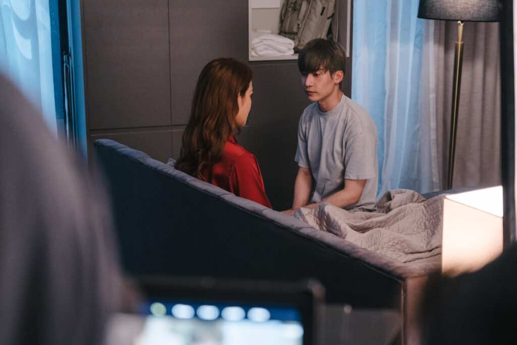 Bích Ngọc sánh đôi cùng Lương Gia Huy - Dũng Bino trong phim điện ảnh "Bịt mắt bắt nai"- Ảnh 2.