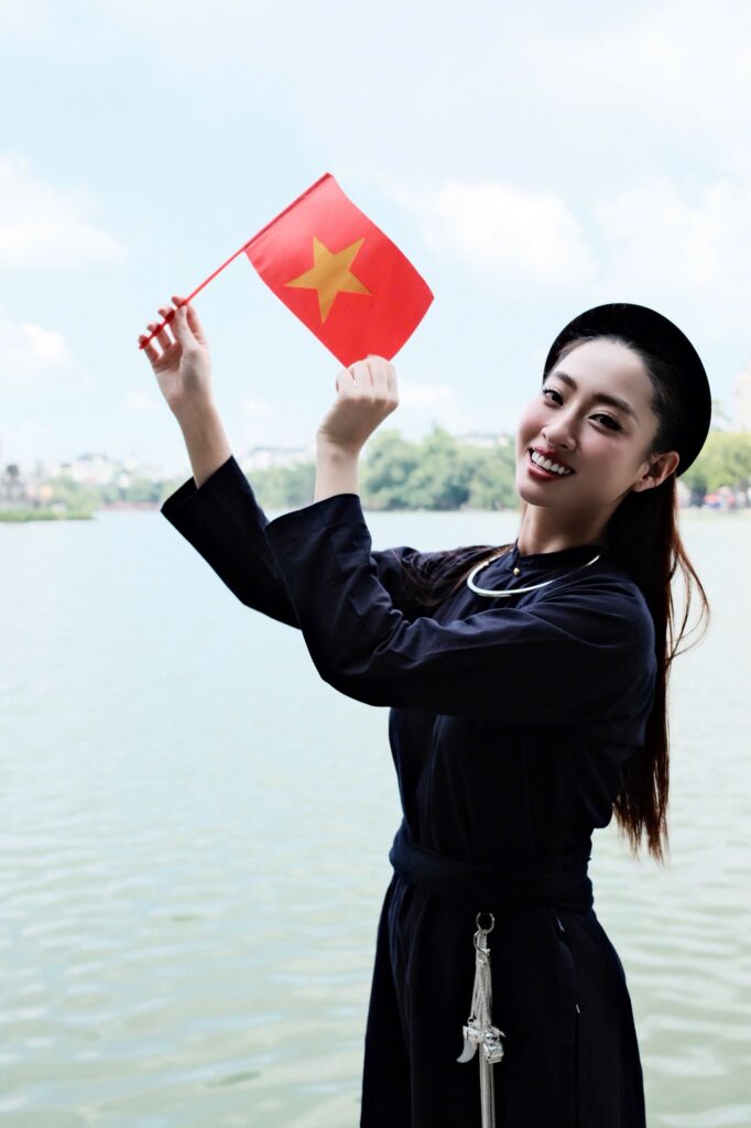 Lương Thùy Linh dịu dàng trong trang phục dân tộc Tày, tôn vinh bản sắc văn hóa trước lễ Quốc khánh- Ảnh 1.