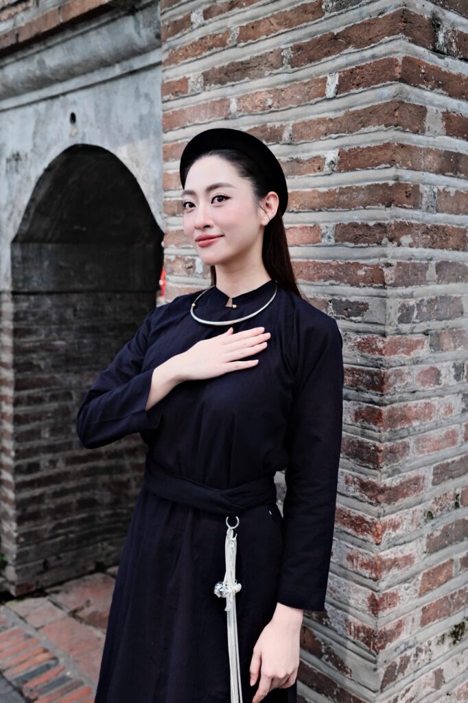 Lương Thùy Linh dịu dàng trong trang phục dân tộc Tày, tôn vinh bản sắc văn hóa trước lễ Quốc khánh- Ảnh 3.