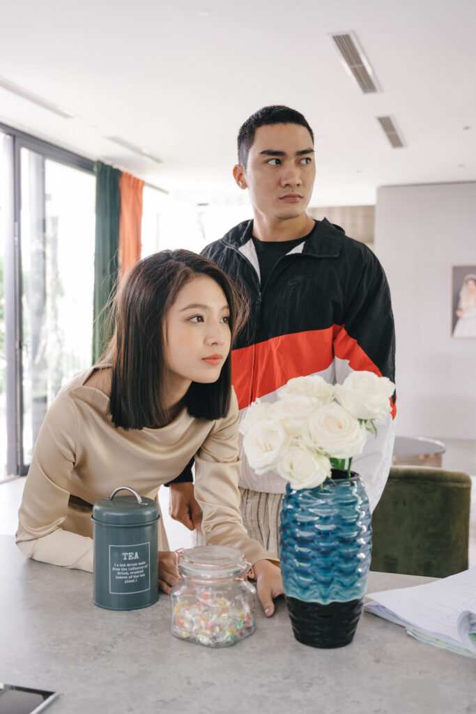 Bích Ngọc sánh đôi cùng Lương Gia Huy - Dũng Bino trong phim điện ảnh "Bịt mắt bắt nai"- Ảnh 5.