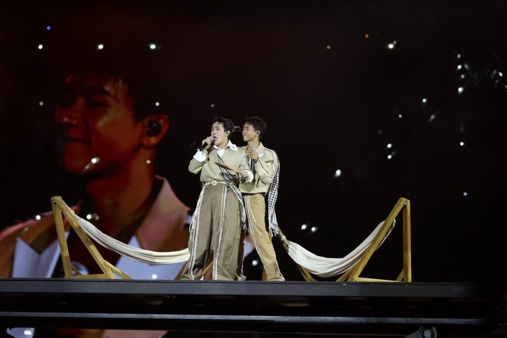 Đêm nhạc tự hào quy tụ hơn 20 nghìn khán giả, “Quốc ca” cất vang tại Concert Sao Nhập Ngũ- Ảnh 5.