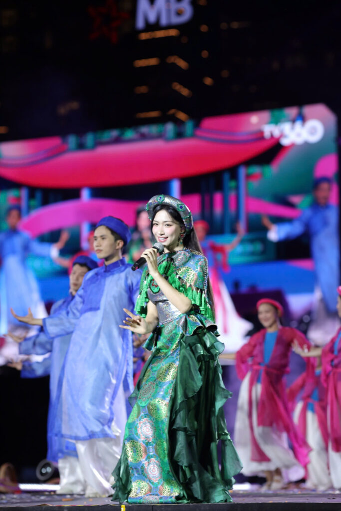 Đêm nhạc tự hào quy tụ hơn 20 nghìn khán giả, “Quốc ca” cất vang tại Concert Sao Nhập Ngũ- Ảnh 6.