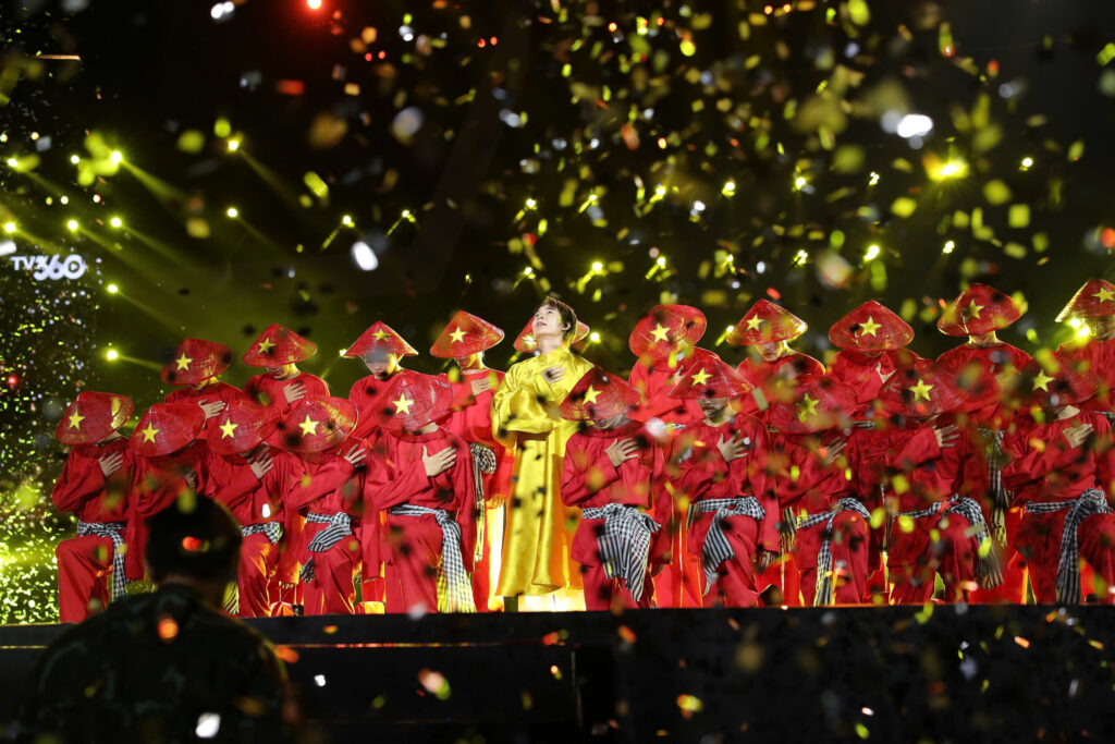 Đêm nhạc tự hào quy tụ hơn 20 nghìn khán giả, “Quốc ca” cất vang tại Concert Sao Nhập Ngũ- Ảnh 7.