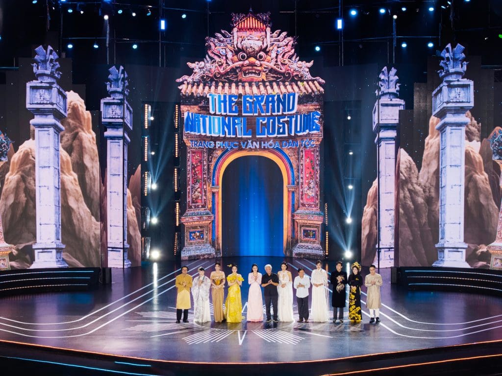40 thí sinh "Miss Grand Vietnam 2025" bất chấp trời mưa, tỏa sáng trong đêm thi National Costume- Ảnh 2.