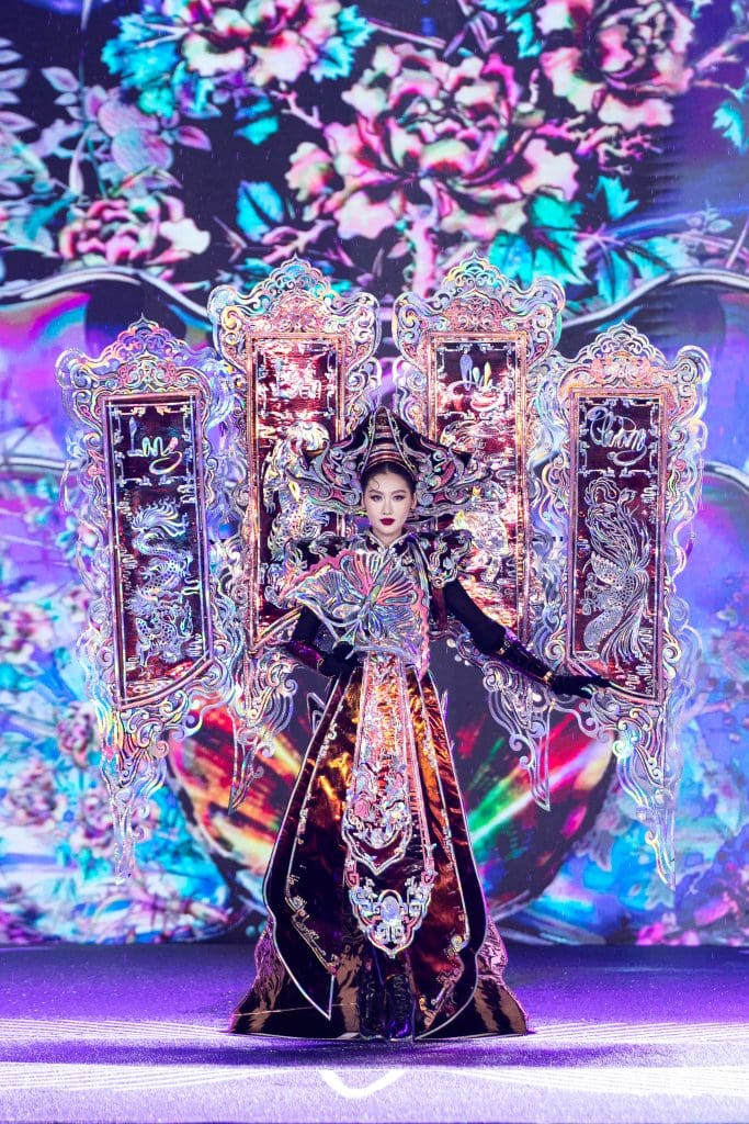 40 thí sinh "Miss Grand Vietnam 2025" bất chấp trời mưa, tỏa sáng trong đêm thi National Costume- Ảnh 4.