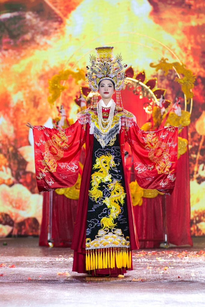 40 thí sinh "Miss Grand Vietnam 2025" bất chấp trời mưa, tỏa sáng trong đêm thi National Costume- Ảnh 6.