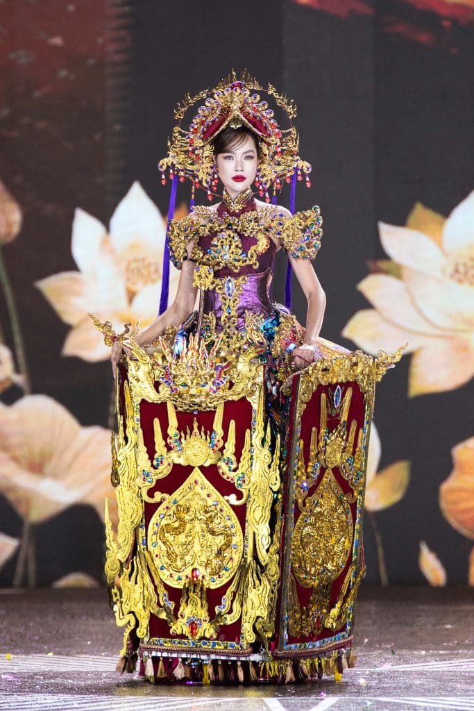 40 thí sinh "Miss Grand Vietnam 2025" bất chấp trời mưa, tỏa sáng trong đêm thi National Costume- Ảnh 5.
