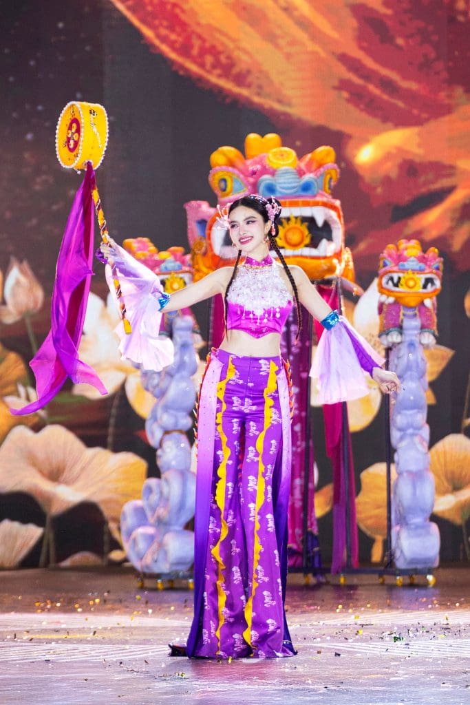 40 thí sinh "Miss Grand Vietnam 2025" bất chấp trời mưa, tỏa sáng trong đêm thi National Costume- Ảnh 7.