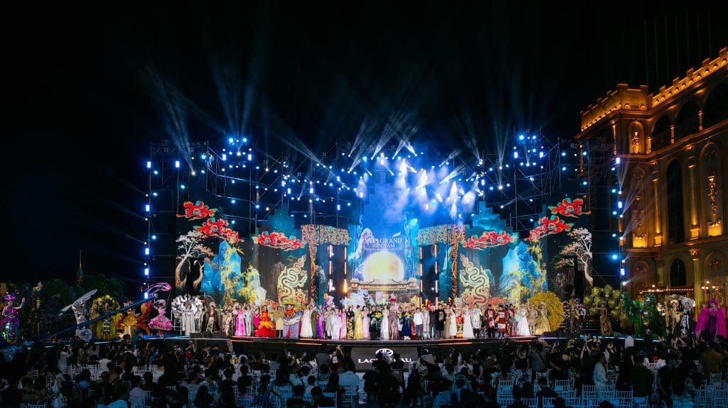 40 thí sinh "Miss Grand Vietnam 2025" bất chấp trời mưa, tỏa sáng trong đêm thi National Costume- Ảnh 1.