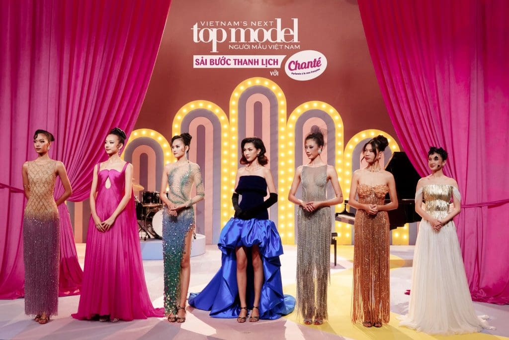 Top 7 "Vietnam’s Next Top Model 2025" bước vào thử thách chụp hình đôi "đỏ mặt tía tai": Mai Hoa tỏa sáng, Mi Lan phải tiếc nuối ra về- Ảnh 4.