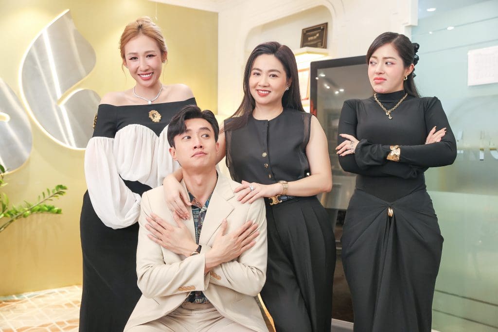 Quốc Trường vào vai bác sĩ bí ẩn, Uyển Ân hào hứng khi đóng thân mật với Thuận Nguyễn trong "Chị ngã em nâng"- Ảnh 5.