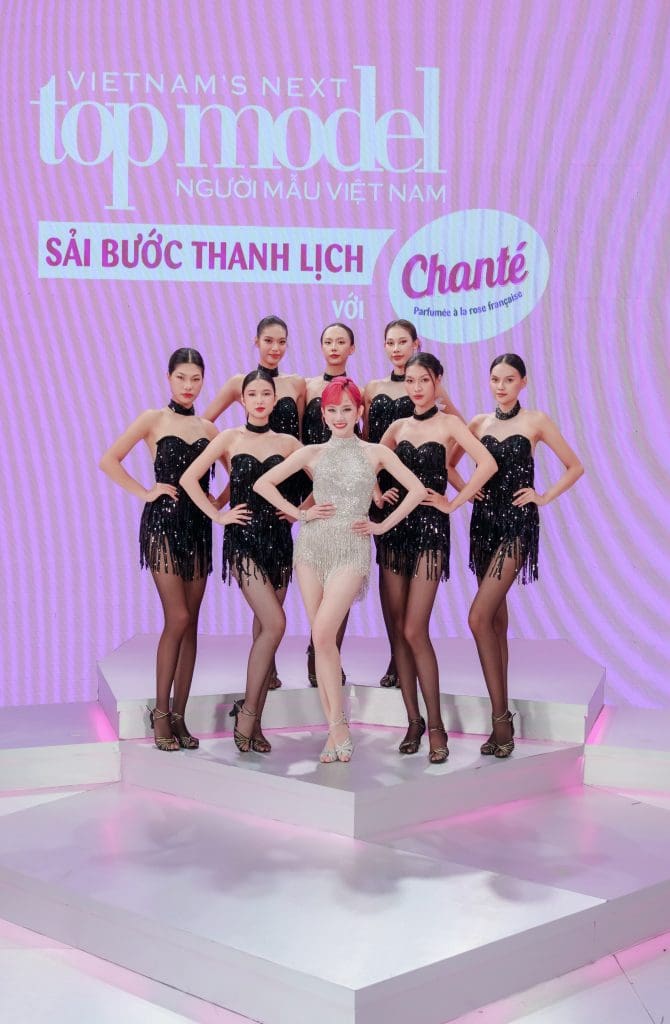 Top 7 "Vietnam’s Next Top Model 2025" bước vào thử thách chụp hình đôi "đỏ mặt tía tai": Mai Hoa tỏa sáng, Mi Lan phải tiếc nuối ra về- Ảnh 1.