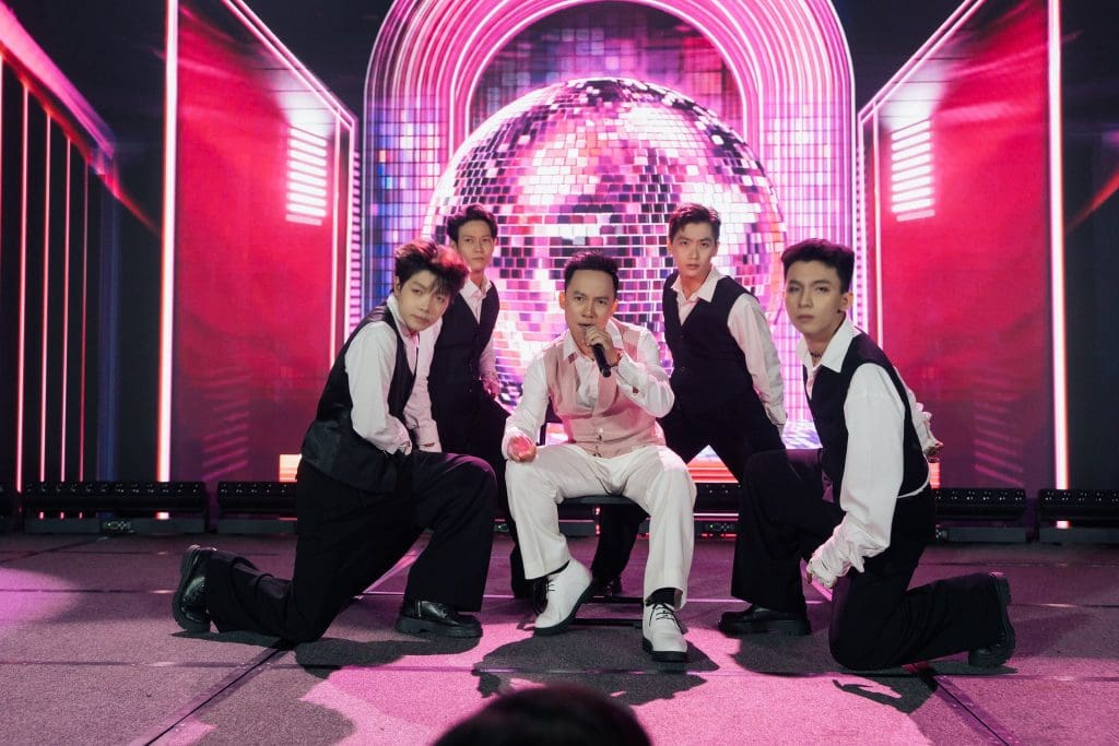Đinh Tiến Đạt trình làng E.P kỷ niệm 30 năm ca hát, tung MV "Bỏ bàn tay đó ra" với sự góp mặt của dàn anh tài- Ảnh 2.