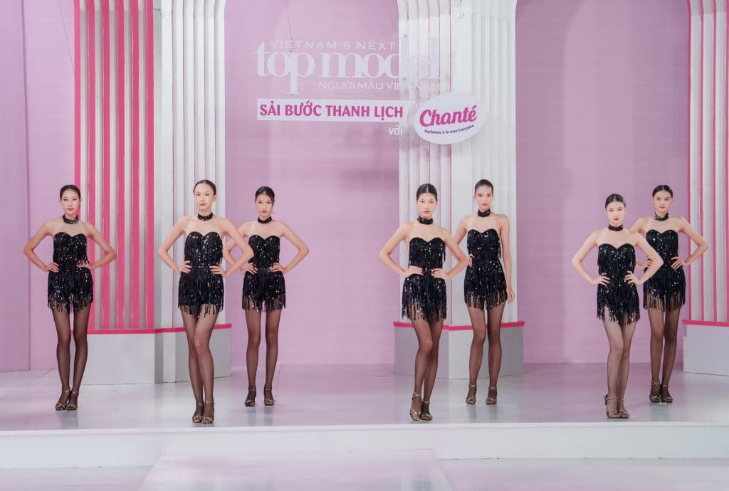 Top 7 "Vietnam’s Next Top Model 2025" bước vào thử thách chụp hình đôi "đỏ mặt tía tai": Mai Hoa tỏa sáng, Mi Lan phải tiếc nuối ra về- Ảnh 2.