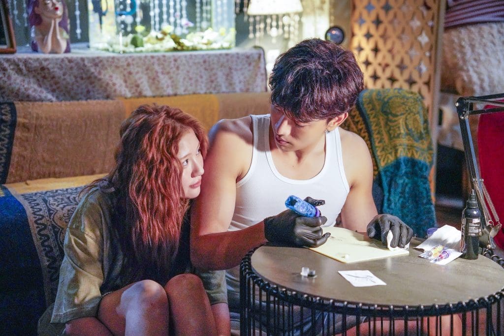 Quốc Trường vào vai bác sĩ bí ẩn, Uyển Ân hào hứng khi đóng thân mật với Thuận Nguyễn trong "Chị ngã em nâng"- Ảnh 2.