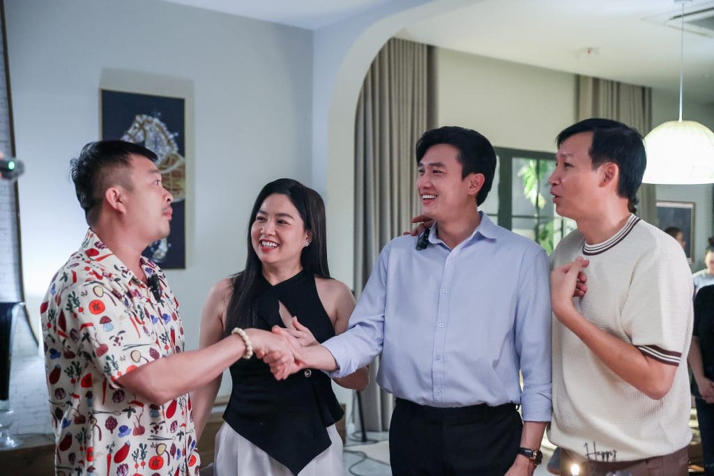 Quốc Trường vào vai bác sĩ bí ẩn, Uyển Ân hào hứng khi đóng thân mật với Thuận Nguyễn trong "Chị ngã em nâng"- Ảnh 6.