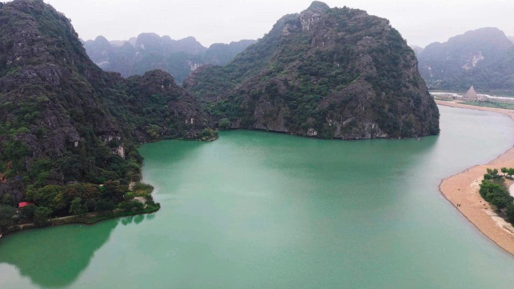 Phim kinh dị "Đồi hành xác: Tà thuyết đen trở lại" sử dụng hơn 50 chiếc ô tô, lật xe giả thành thật trên đường đèo - Ảnh 3.