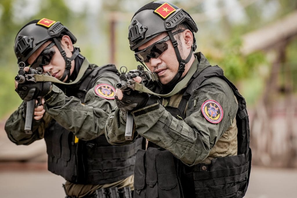 Tiến Luật hài hước nói về tình huống bị đánh vỏ chai vào đầu trong “Chiến sĩ quả cảm”: “Đau thì ít mà quê thì nhiều”- Ảnh 1.