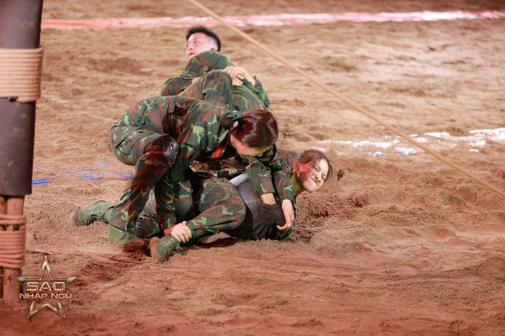 "Sao nhập ngũ" tập 7: Hòa Minzy bị Thiên Ân nhấc bổng trong cuộc thi tranh bóng- Ảnh 1.