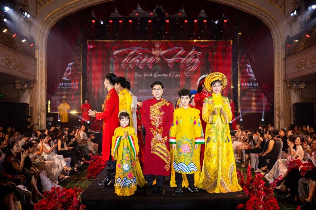 Á hậu Hương Ly, á hậu Hạnh Nguyên đẹp rạng rỡ khi diện váy cưới tại "Vietnam Iconic Runway"- Ảnh 2.