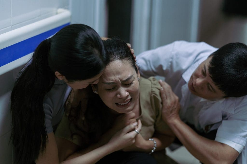 "Nguyệt thảo mai" Hà Hương và "anh tài" Tuấn Hưng nên duyên vợ chồng trong phim "Bà đừng buồn con"- Ảnh 4.