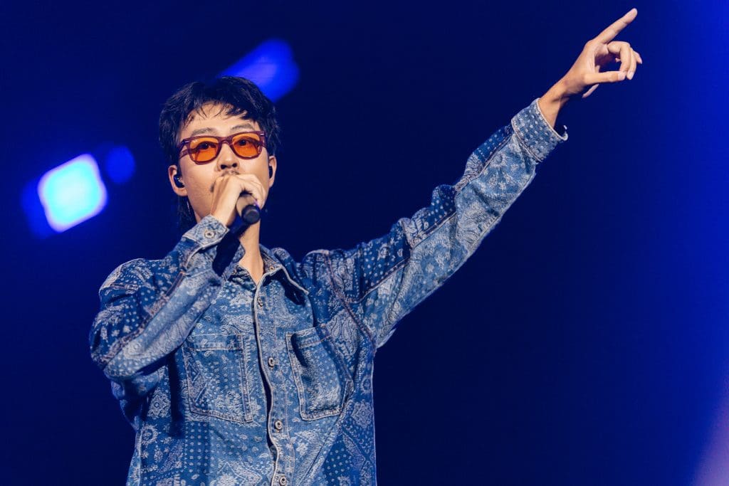 Hoàng Dũng - Đen gửi thông điệp ý nghĩa “bình yên sẽ đến” trong ca khúc hot nhất nhì sau concert "Xoay tròn"- Ảnh 4.