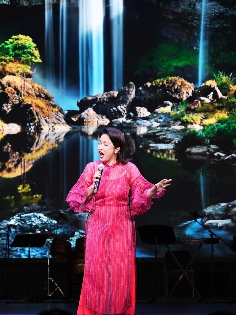 Diva Mỹ Linh đại diện Việt Nam cất tiếng hát tại Expo 2025 Osaka- Ảnh 1.