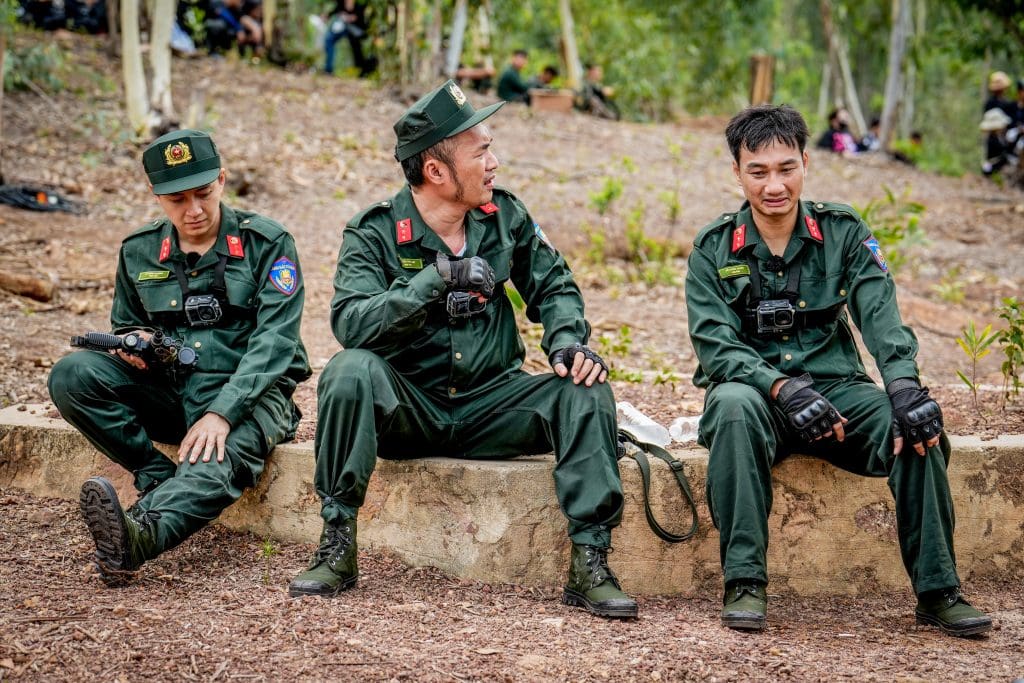 Tiến Luật hài hước nói về tình huống bị đánh vỏ chai vào đầu trong “Chiến sĩ quả cảm”: “Đau thì ít mà quê thì nhiều”- Ảnh 3.