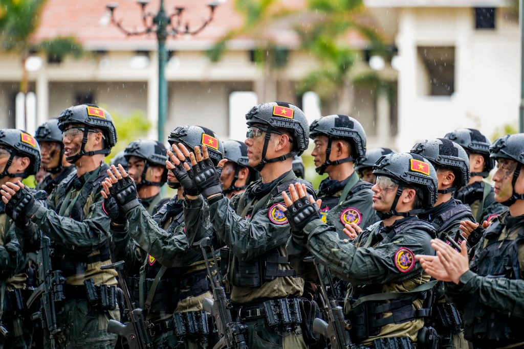 "Chiến sĩ quả cảm" tập 10: Binz thích thú khi gặp gỡ những “đồng đội 4 chân”, MONO - Hưng Nguyễn nghẹn ngào trong ngày chia tay- Ảnh 6.