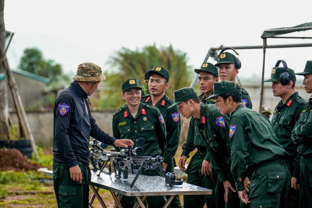 "Chiến sĩ quả cảm" tập 10: Binz thích thú khi gặp gỡ những “đồng đội 4 chân”, MONO - Hưng Nguyễn nghẹn ngào trong ngày chia tay- Ảnh 1.