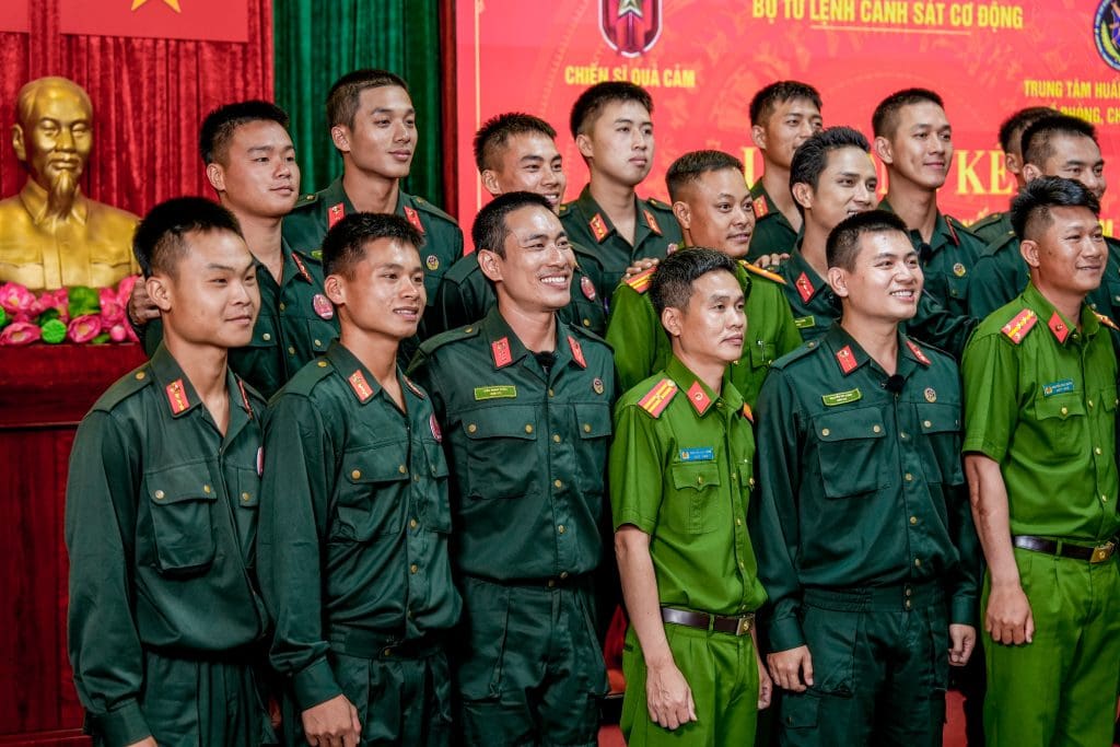 "Chiến sĩ quả cảm" tập 10: Binz thích thú khi gặp gỡ những “đồng đội 4 chân”, MONO - Hưng Nguyễn nghẹn ngào trong ngày chia tay- Ảnh 8.