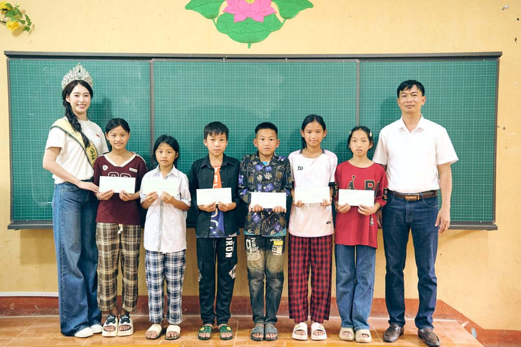 Hoa hậu Trái Đất Việt Nam - Trâm Anh mang yêu thương đến học sinh vùng cao Tây Bắc- Ảnh 1.