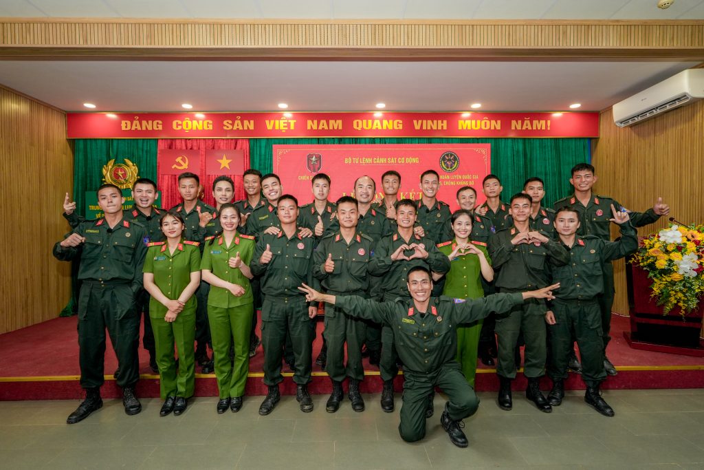 "Chiến sĩ quả cảm" tập 10: Binz thích thú khi gặp gỡ những “đồng đội 4 chân”, MONO - Hưng Nguyễn nghẹn ngào trong ngày chia tay- Ảnh 9.