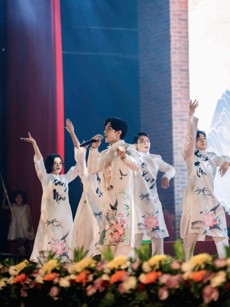 Đan Trường trình làng ca khúc "Tiếng Việt ngôn ngữ vàng", lan tỏa niềm tự hào dân tộc nhân dịp 2/9- Ảnh 1.