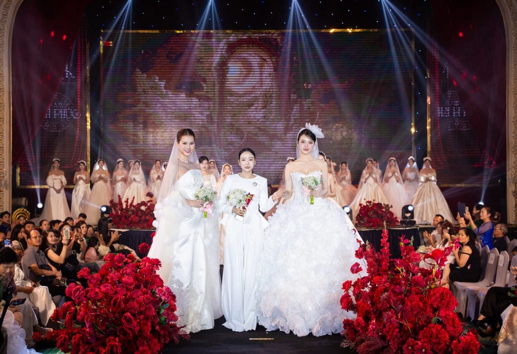 Á hậu Hương Ly, á hậu Hạnh Nguyên đẹp rạng rỡ khi diện váy cưới tại "Vietnam Iconic Runway"- Ảnh 3.