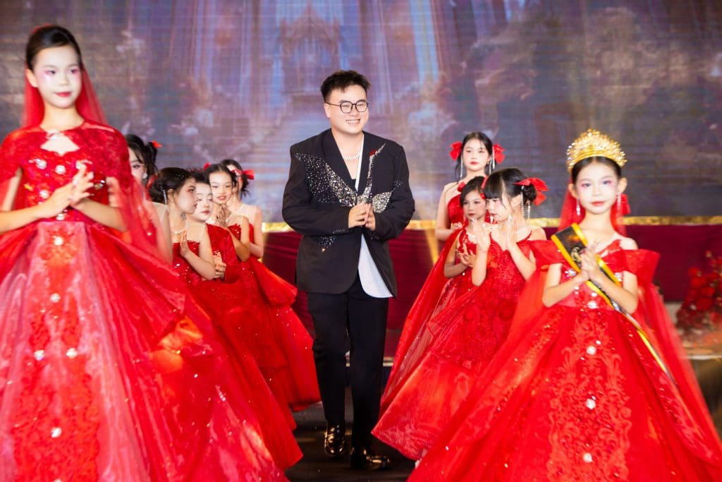 Á hậu Hương Ly, á hậu Hạnh Nguyên đẹp rạng rỡ khi diện váy cưới tại "Vietnam Iconic Runway"- Ảnh 1.